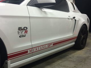 white-mustang-gt-2